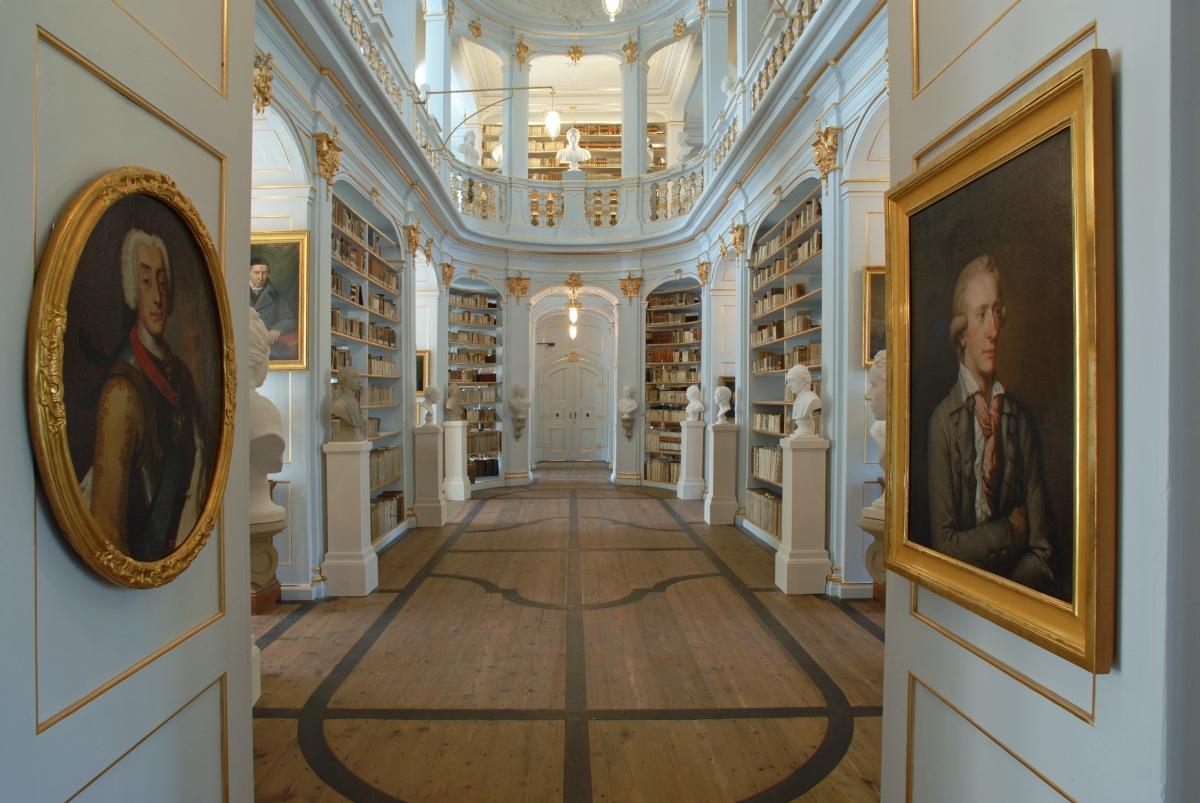 Ein Blick in den Rokokosaal der Anna-Amalia-Bibliothek Insiderei