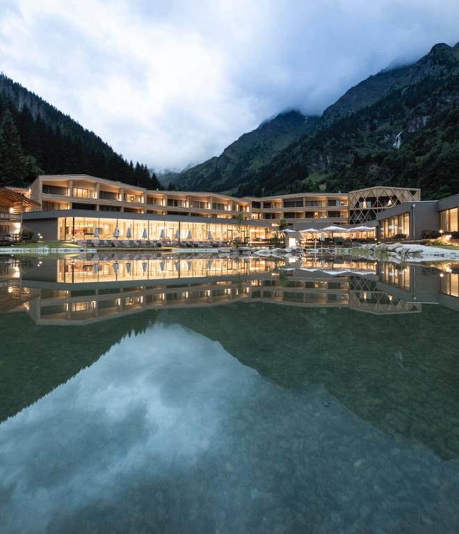 Feuerstein Nature Family Resort in Südtirol Außenansicht mit Naturteich
