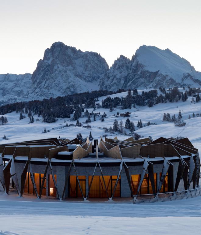 Rund gebautes modernes Hotel in verschneiter Landschaft