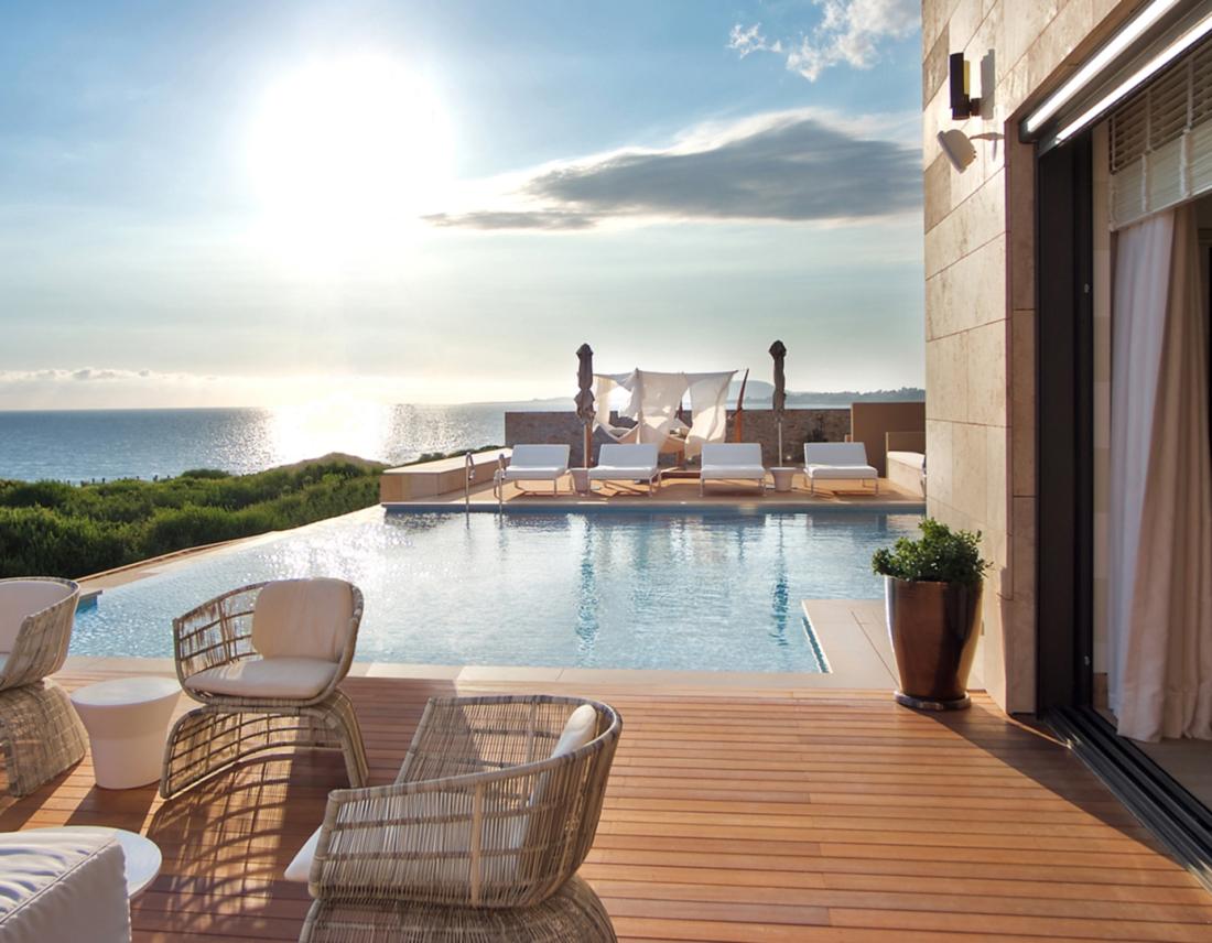 The Romanos Resort Costa Navarino Griechenland Pool Blick