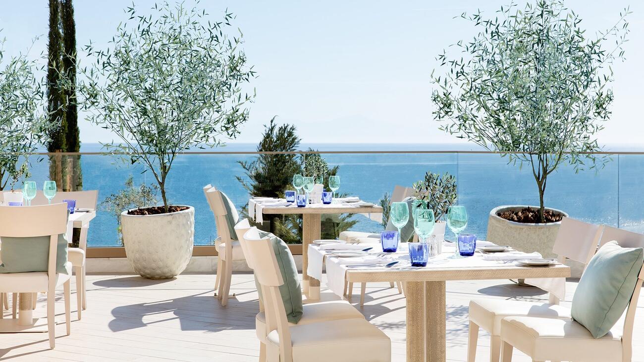 Restaurant Tisch Meerblick Ikos Resort Olivia Foodies Resorts für Gourmets in Griechenland