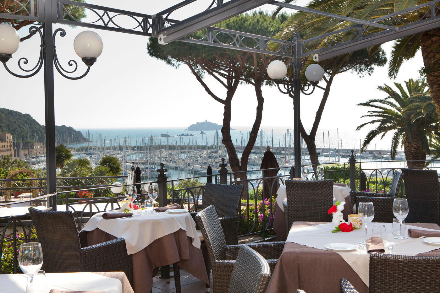 Restaurant Terrasse mit Blick auf Hafen und Meer.
