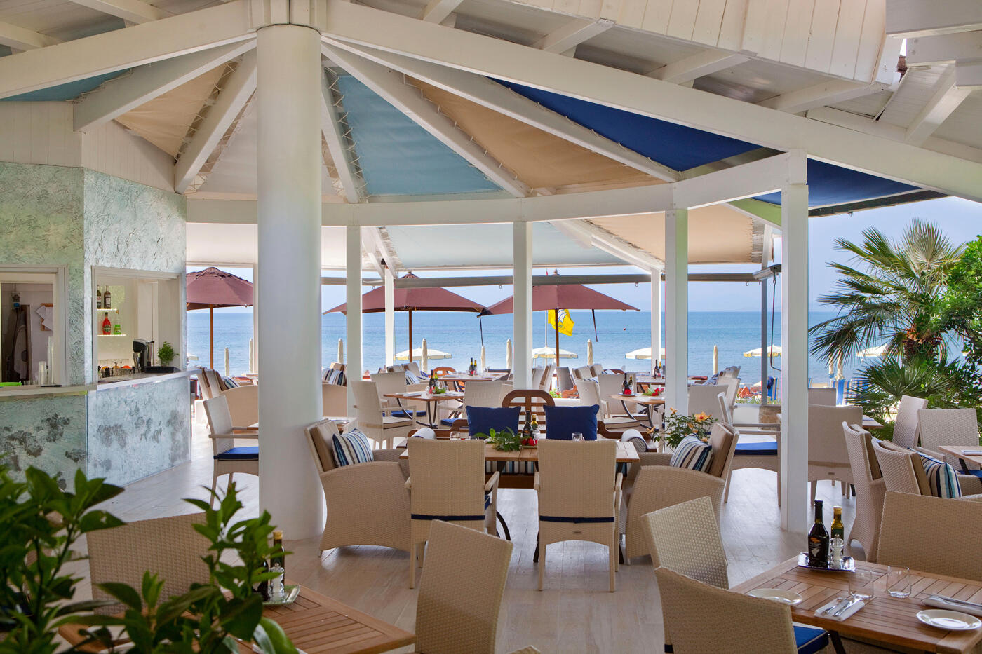 Strandrestaurant mit Blick auf das Meer