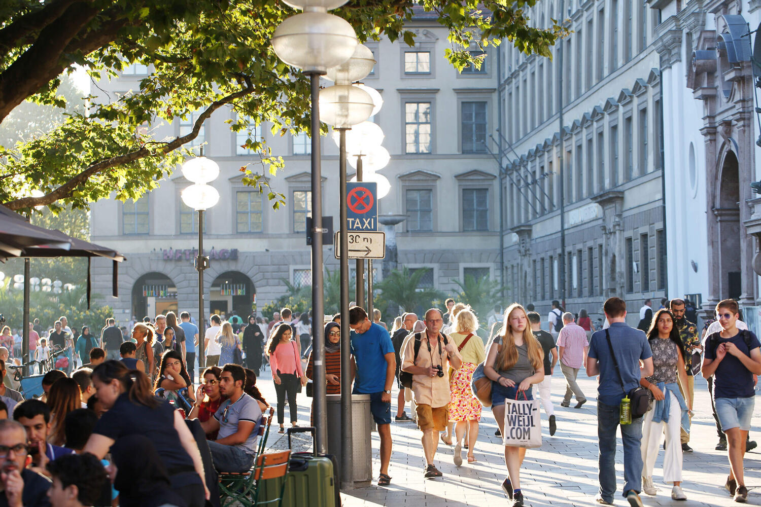 Münchner Fußgängerzone im Sommer mit vielen Menschen