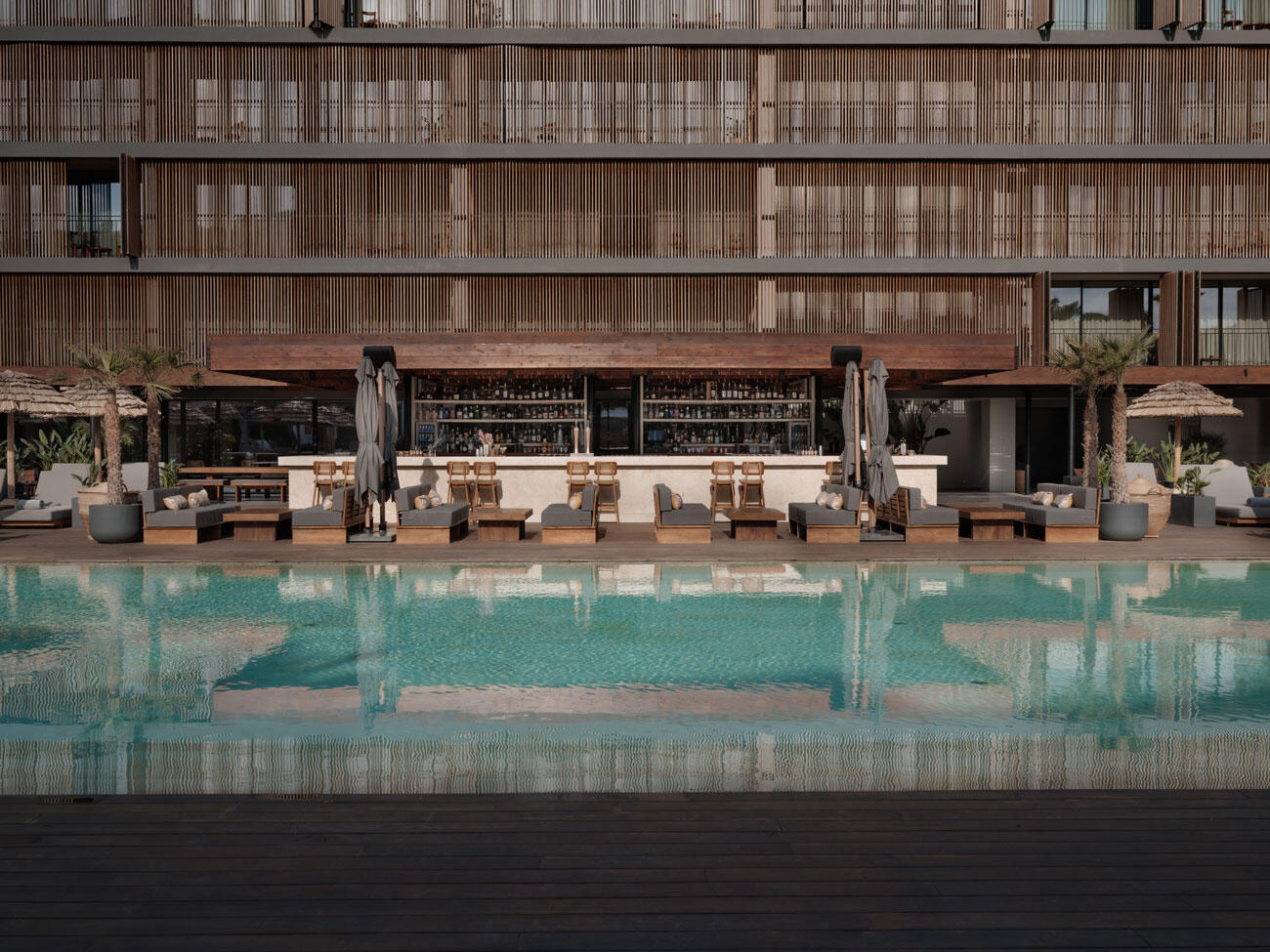 Outdoor-Pool mit Bar und der Hotel Fassade vom Oku Ibiza im Hintergrund