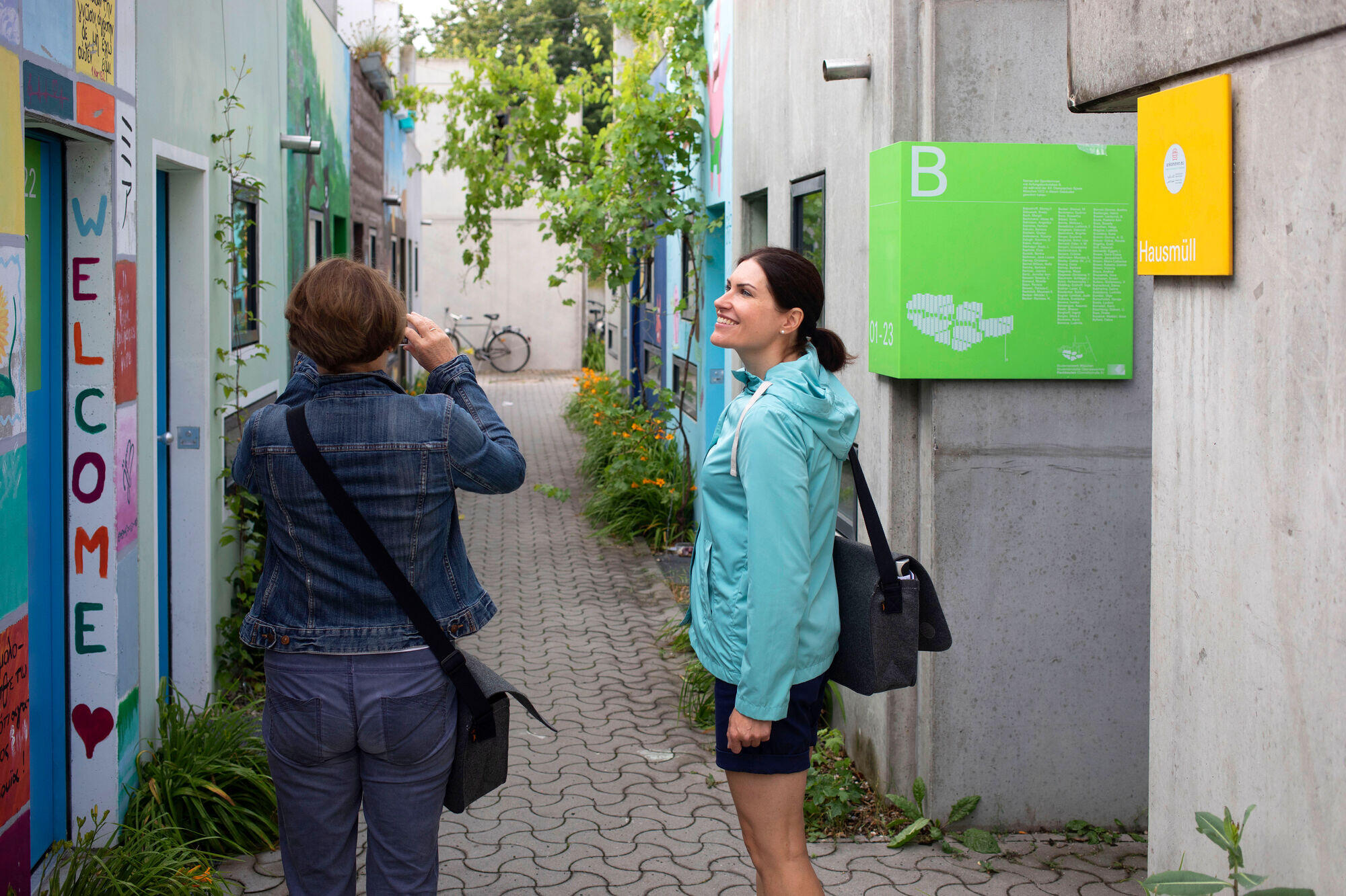 Zwei Frauen, die durch das Olympische Dorf in München spazieren