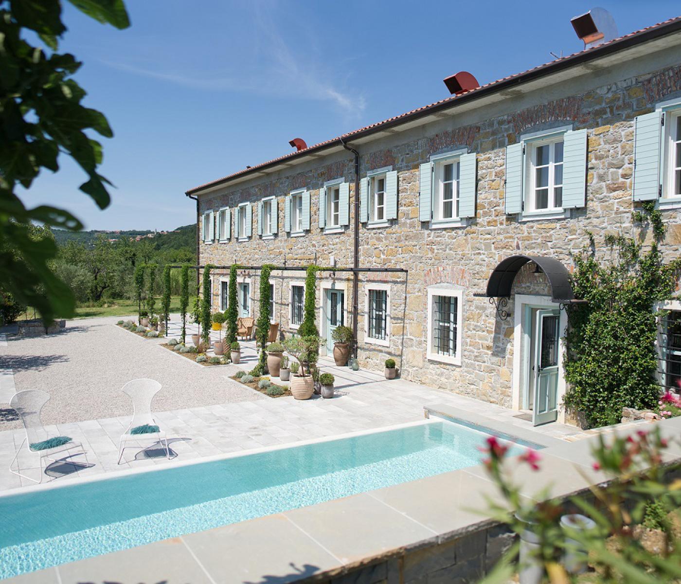 Blick auf mediterane Villa mit Pool in Slowenien