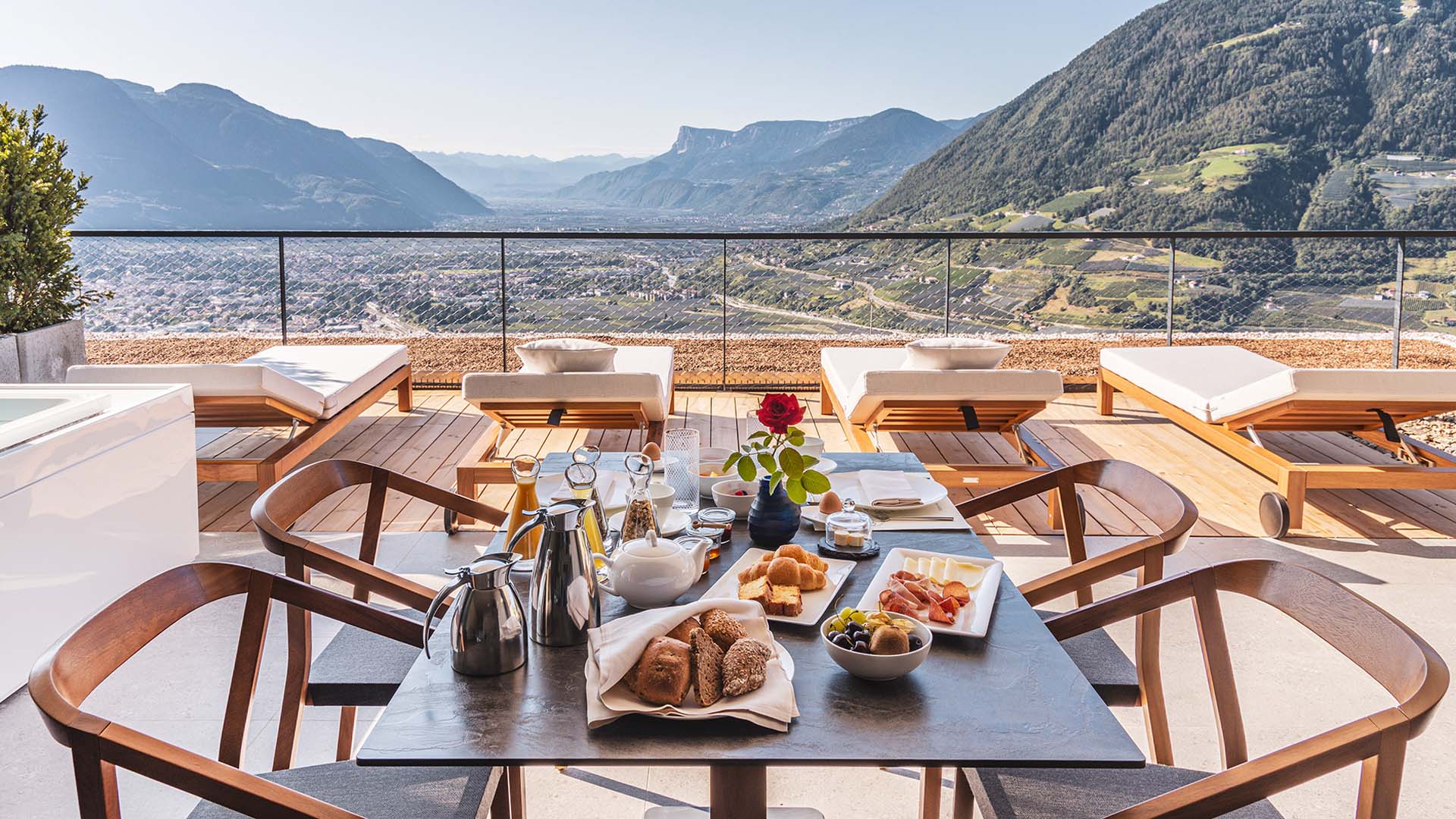 Gedeckter Frühstückstisch auf einer offenen Terrasse