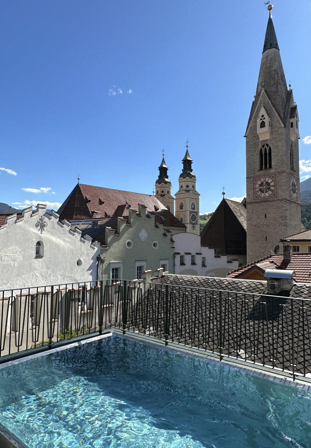 Roof Top Pool über Brixen im Hotel Adler