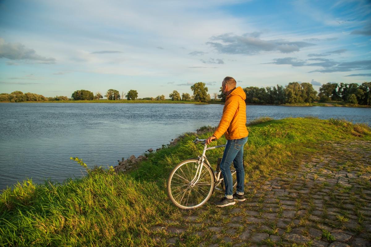 Radfahrer an der Elbe Brandenburg