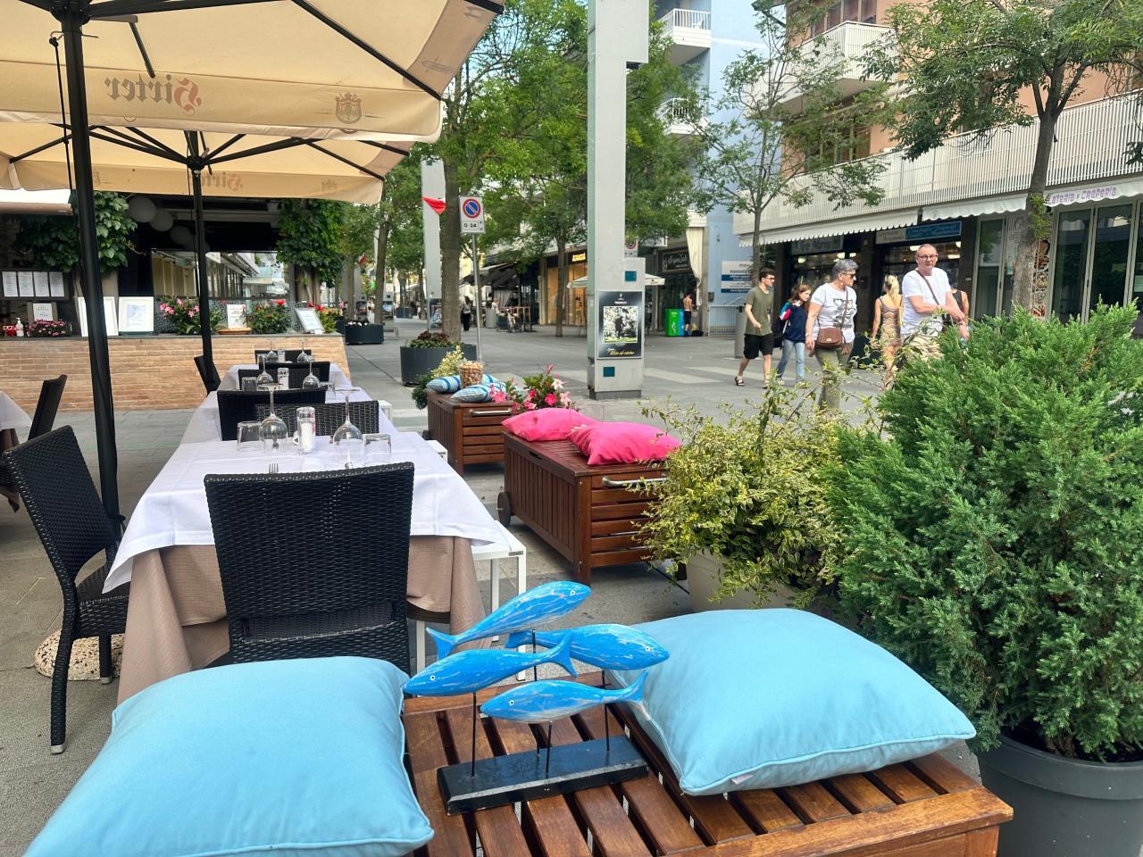 Restaurant Terrasse mit Tischen und Sonnenschirmen