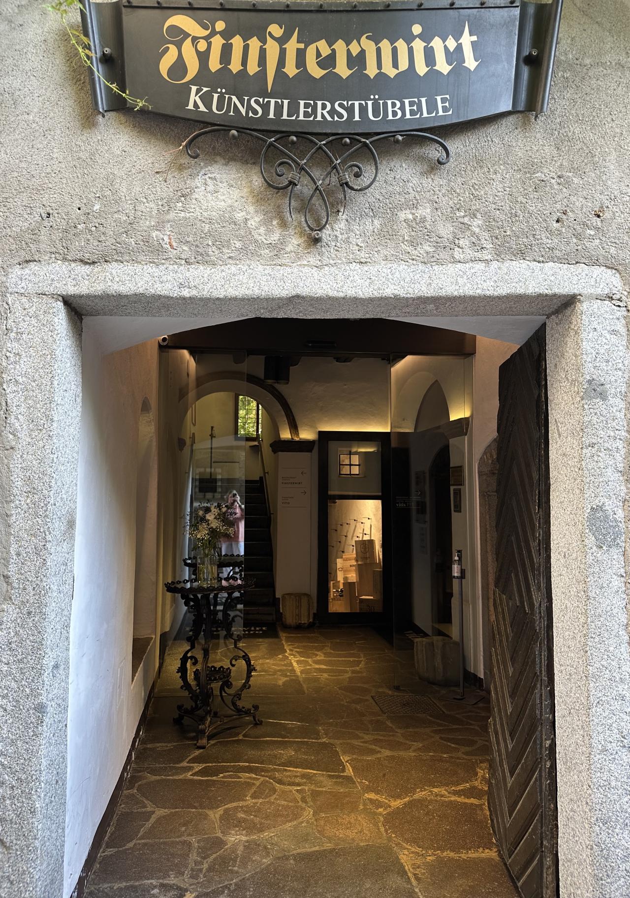 Eingang Finsterwirt Brixen
