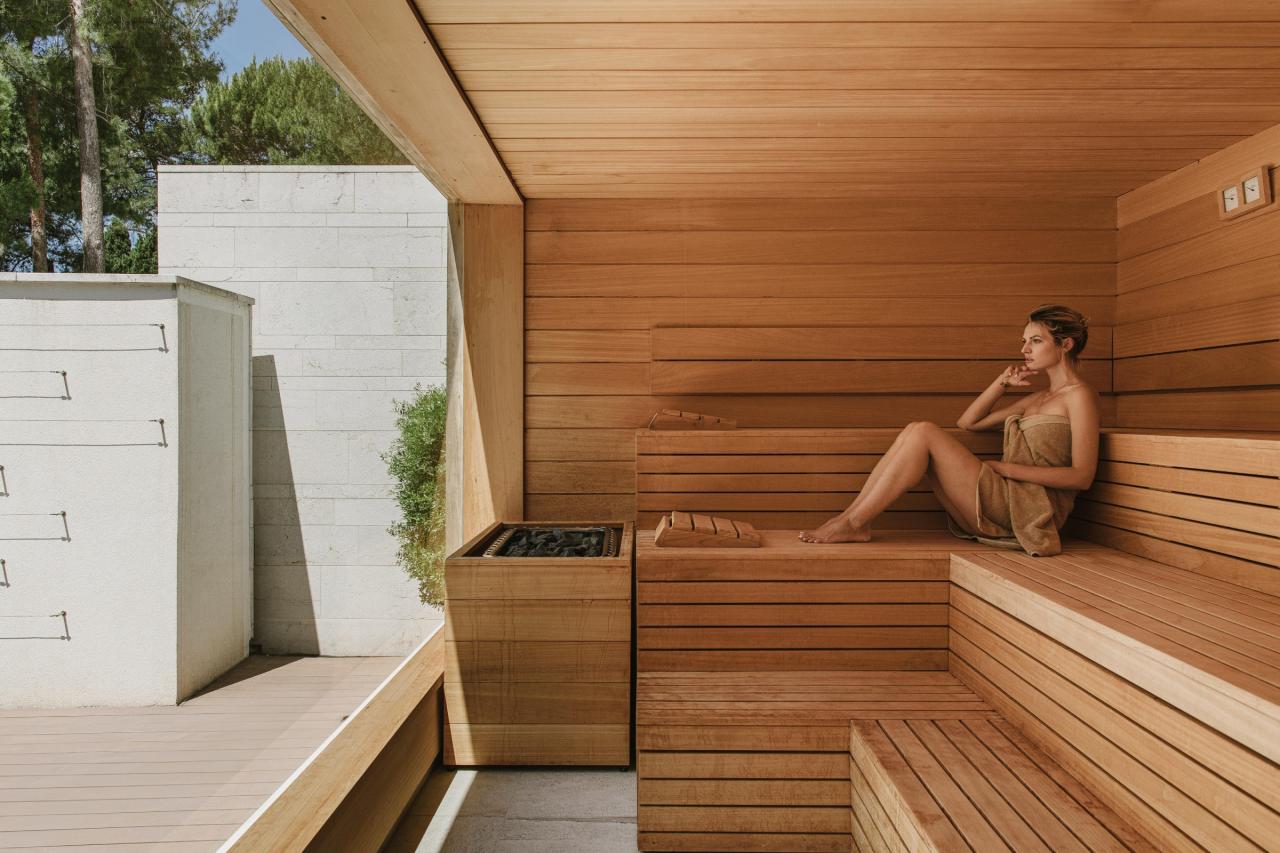 Frau, die alleine in einer Sauna sitzt