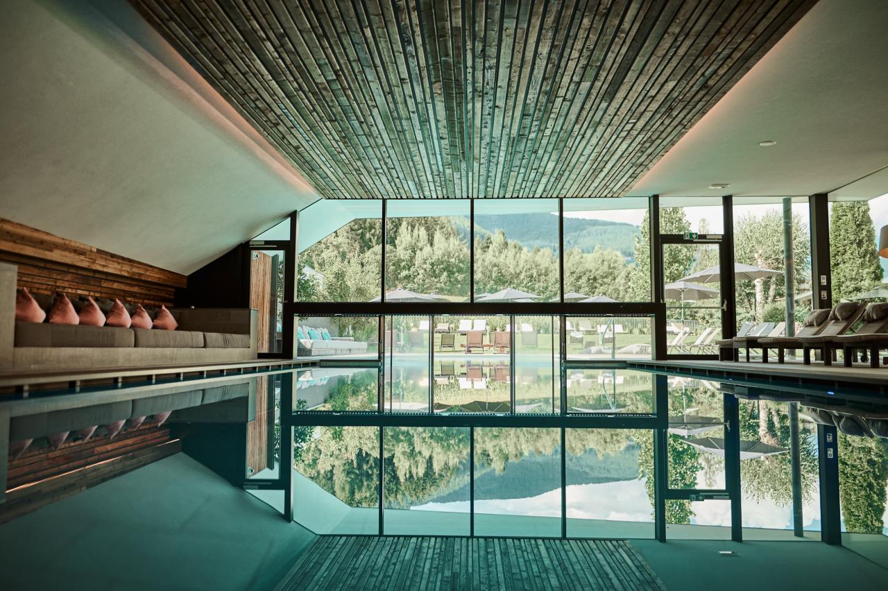 Indoor Pool im Hotel Petrus mit Blick ins Grüne