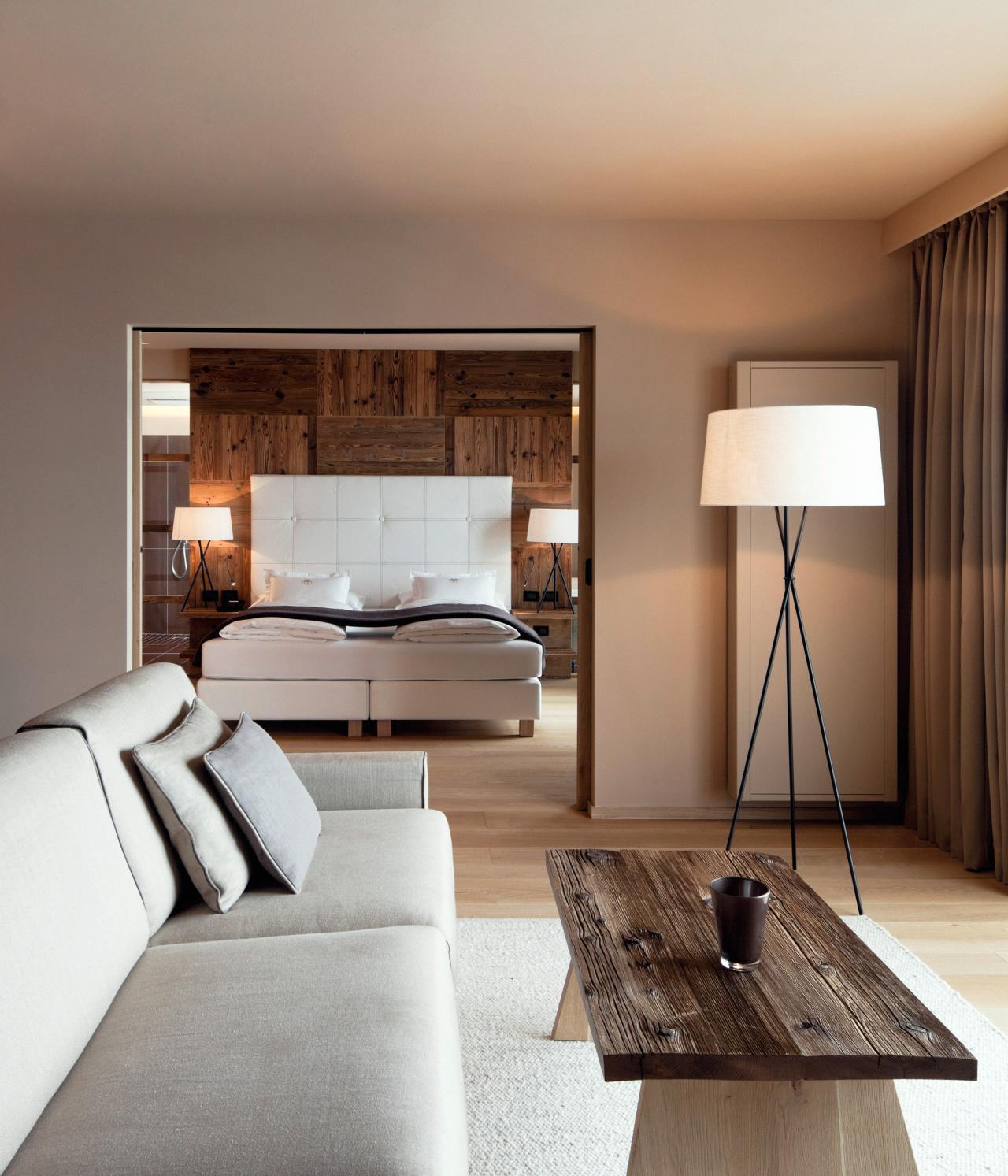 Hotelsuite mit Doppelbett und Sofa