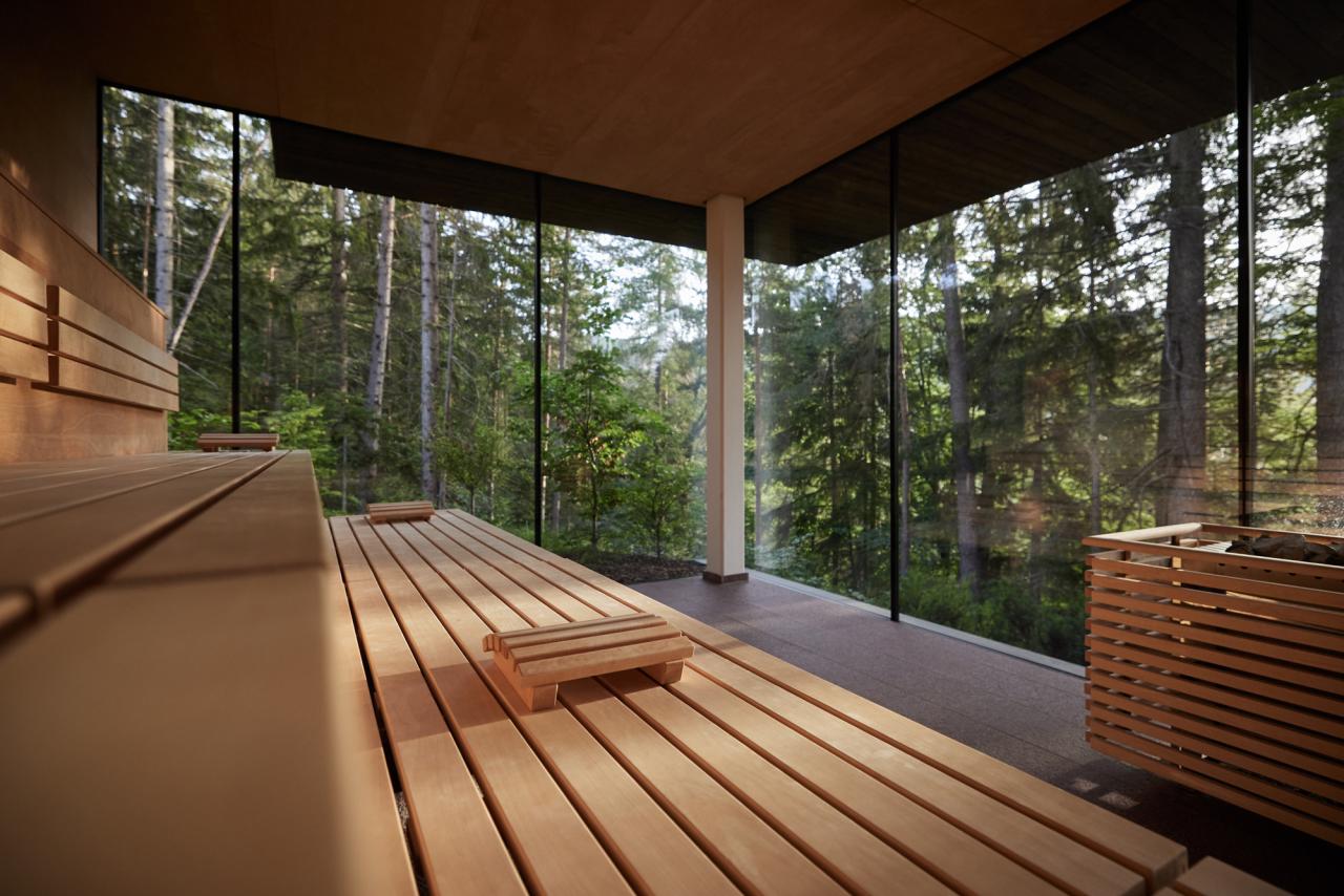 Sauna mit großen Panoramafenstern