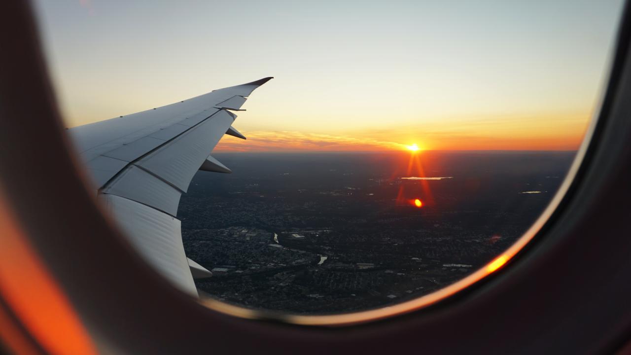 Blick auf den Sonnenuntergang vom Flugzeug