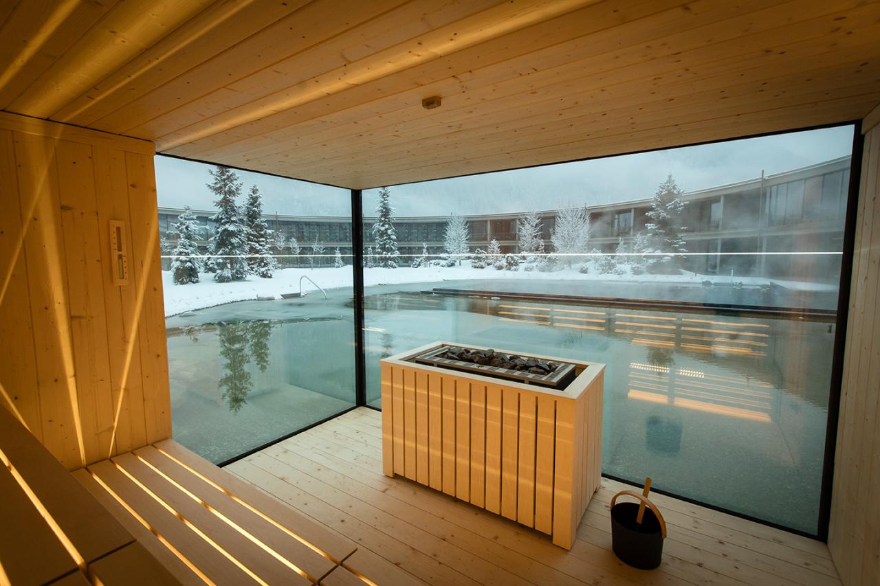 Sauna mit großen Panoramafenstern mit Blick auf Schnee