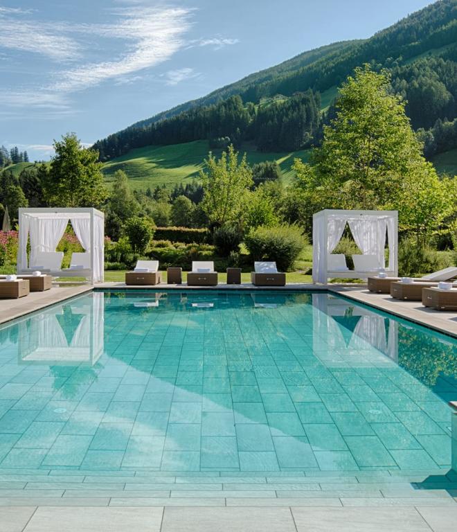 Alpenpalace Suedtirol Wellness Luxus Hotel Spa Ahrntal Garten Pool Natur