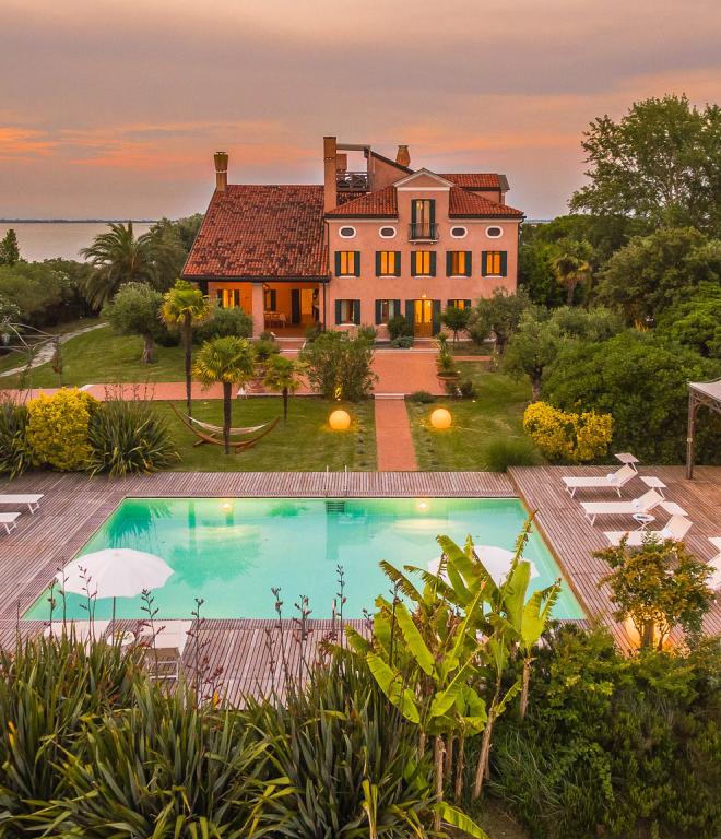 Hotels an der Oberen Adria Isola Santa Cristina Privatinsel Venedig Swarovski Außenaufnahme Villa Pool Insiderei