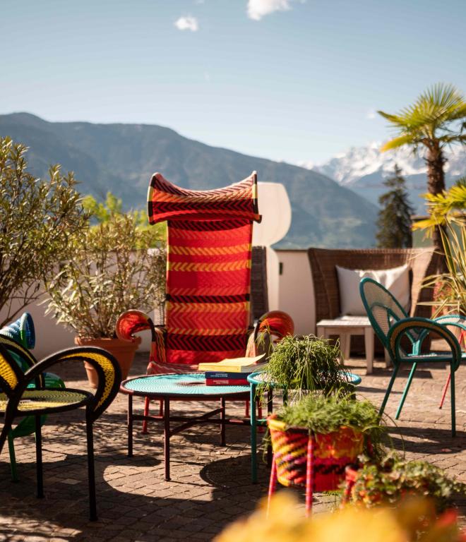 Bunte Gartenmöbel vom Designerlable Moroso auf Terrasse des Designhotels Muchele