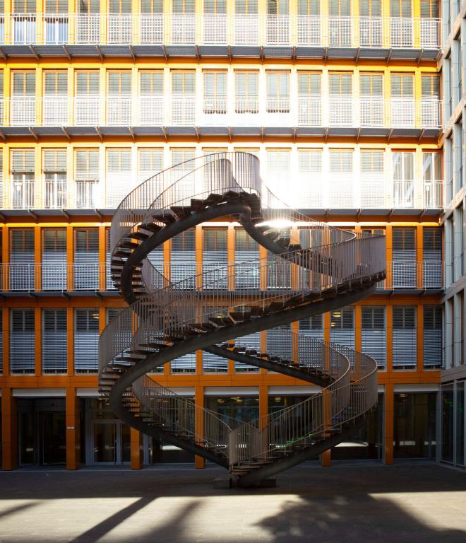 Treppe als Kunstinstallation von Olafur Eliasson mit Gebäude im Hintergrund.