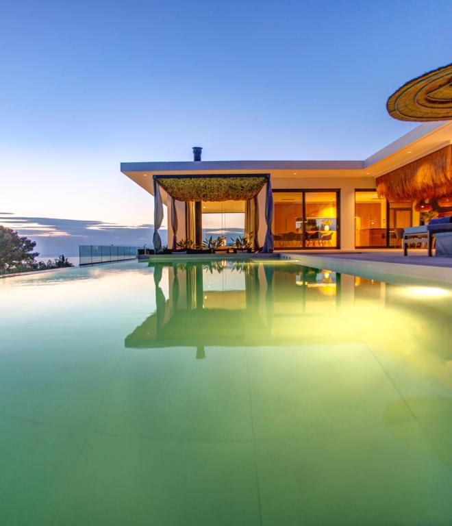 Villa mit Pool im Abendlicht