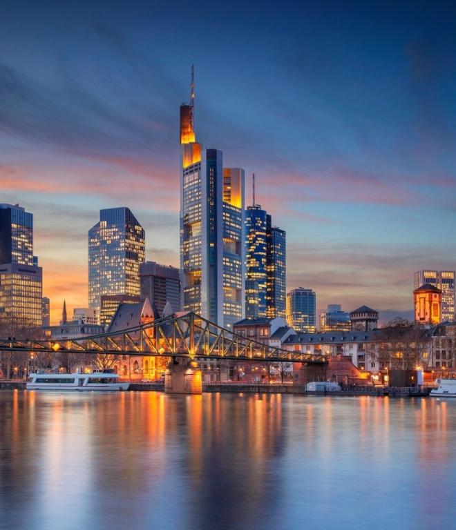 Skyline von Frankfurt in der Abendstimmung