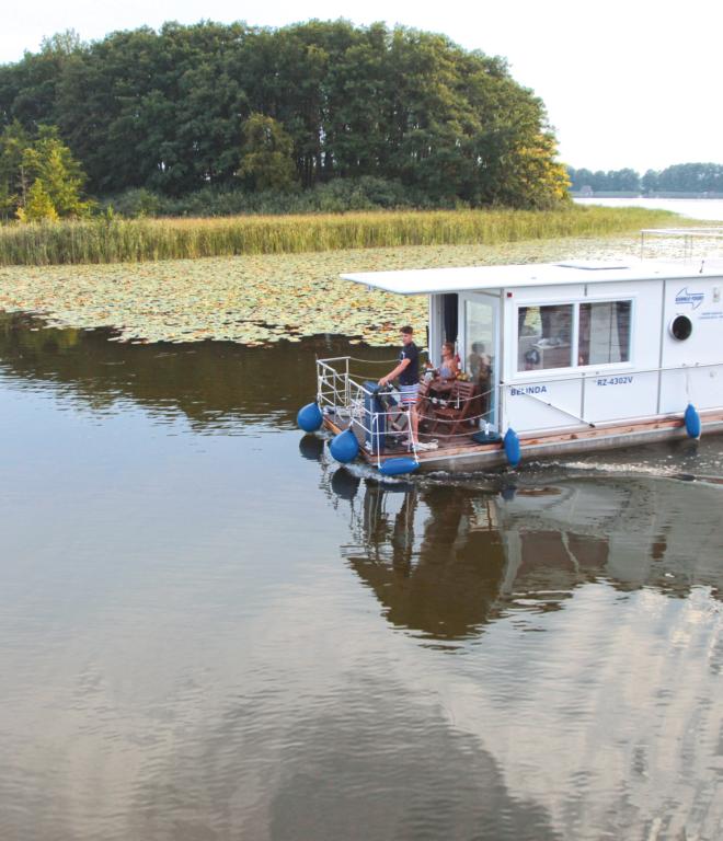 Hausboot mit kleiner Terrasse auf einem Fluss