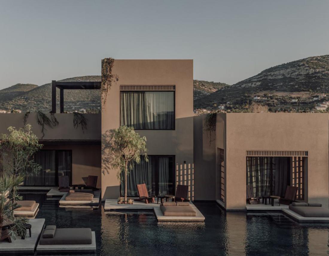 Blick auf Pool des Hotels Casa Cook Samos mit typische griechischen Häusern im Hintergrund