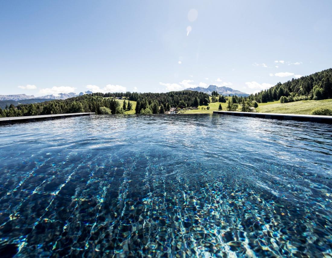 Hotel Pfoesl Suedtirol Italien Wellness Natur Spa Dolomiten Infinity Pool Aussicht
