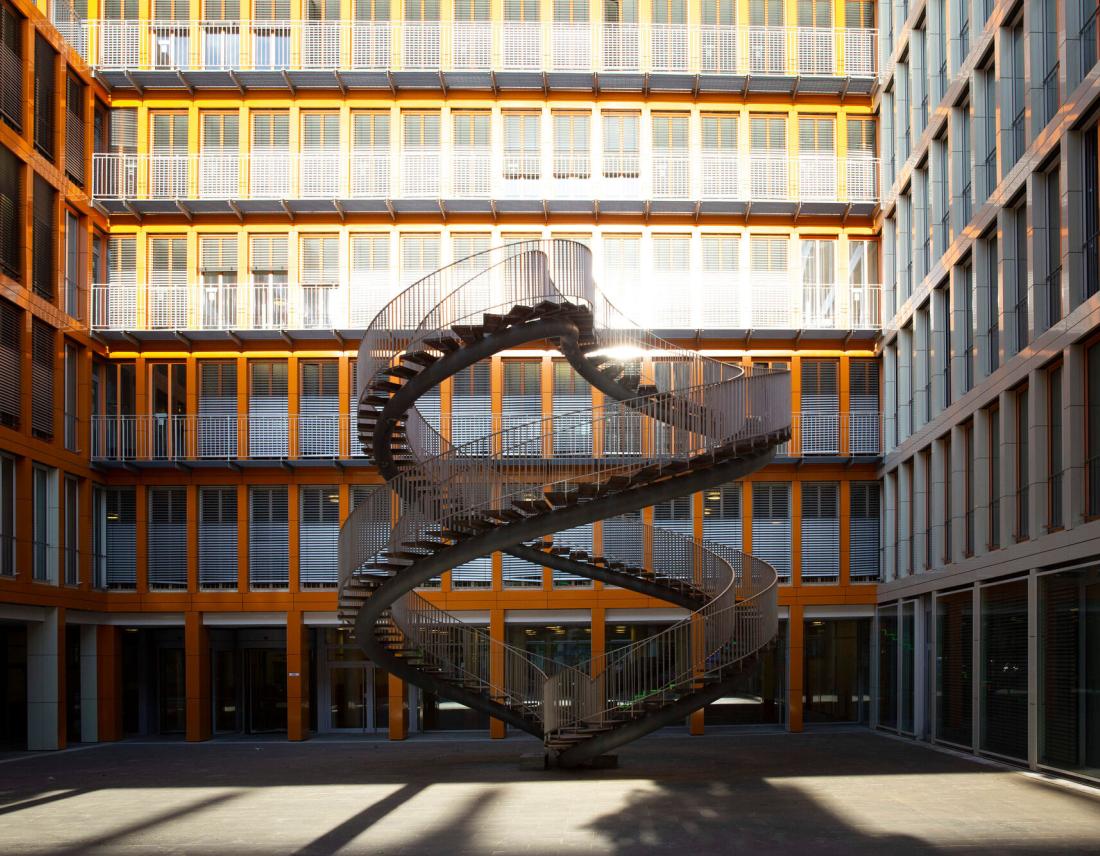 Treppe als Kunstinstallation von Olafur Eliasson mit Gebäude im Hintergrund.
