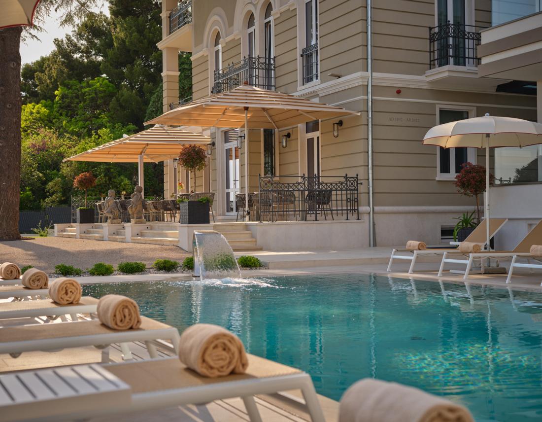 Alte villa mit Pool und Liegestühlen