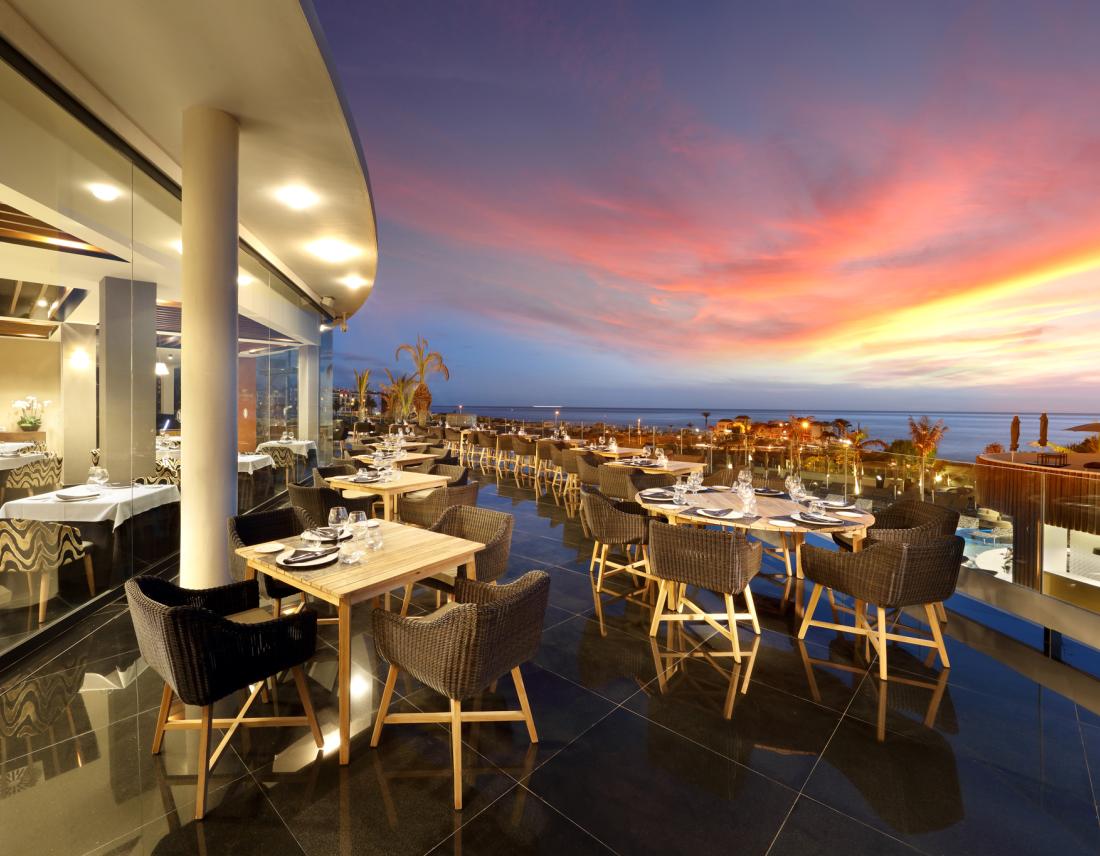 Restaurant mit großer Terrasse und Meerblick im Sonnenuntergang