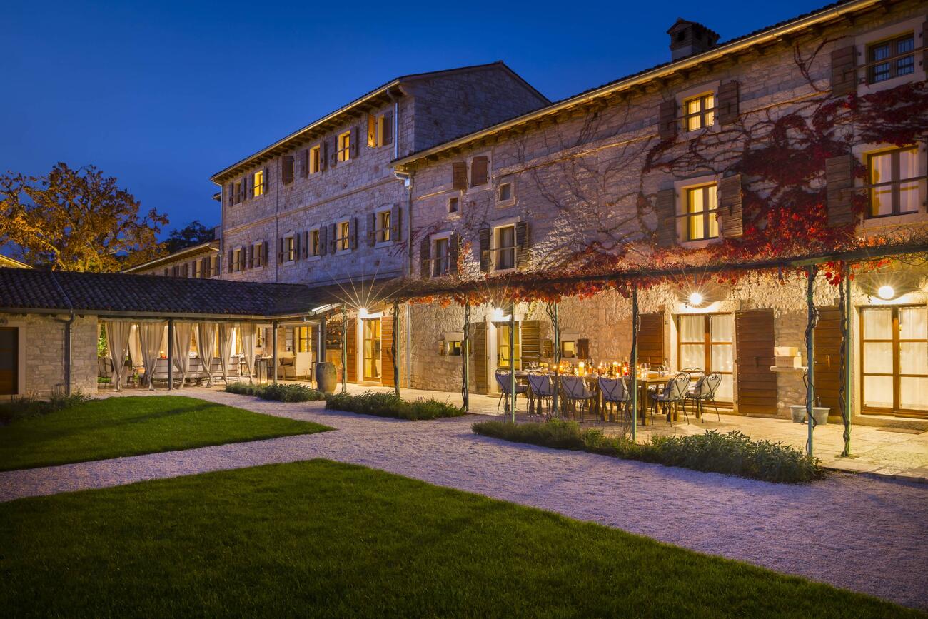 Villa Meneghetti Istrien Weinhotel Kroatien Urlaub Außenansicht Landhaus Hotel