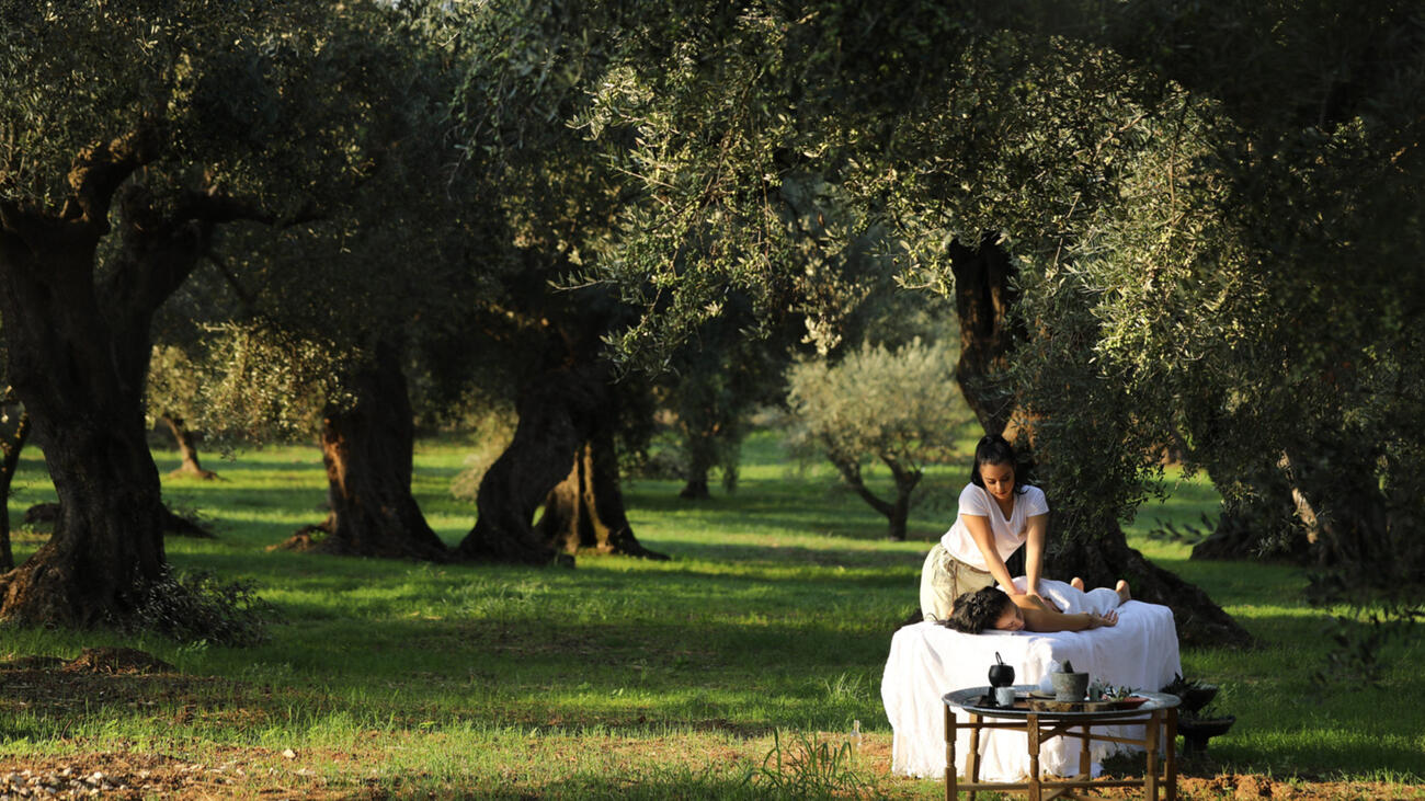 The Romanos Resort Costa Navarino Griechenland Massage im Olivenhain