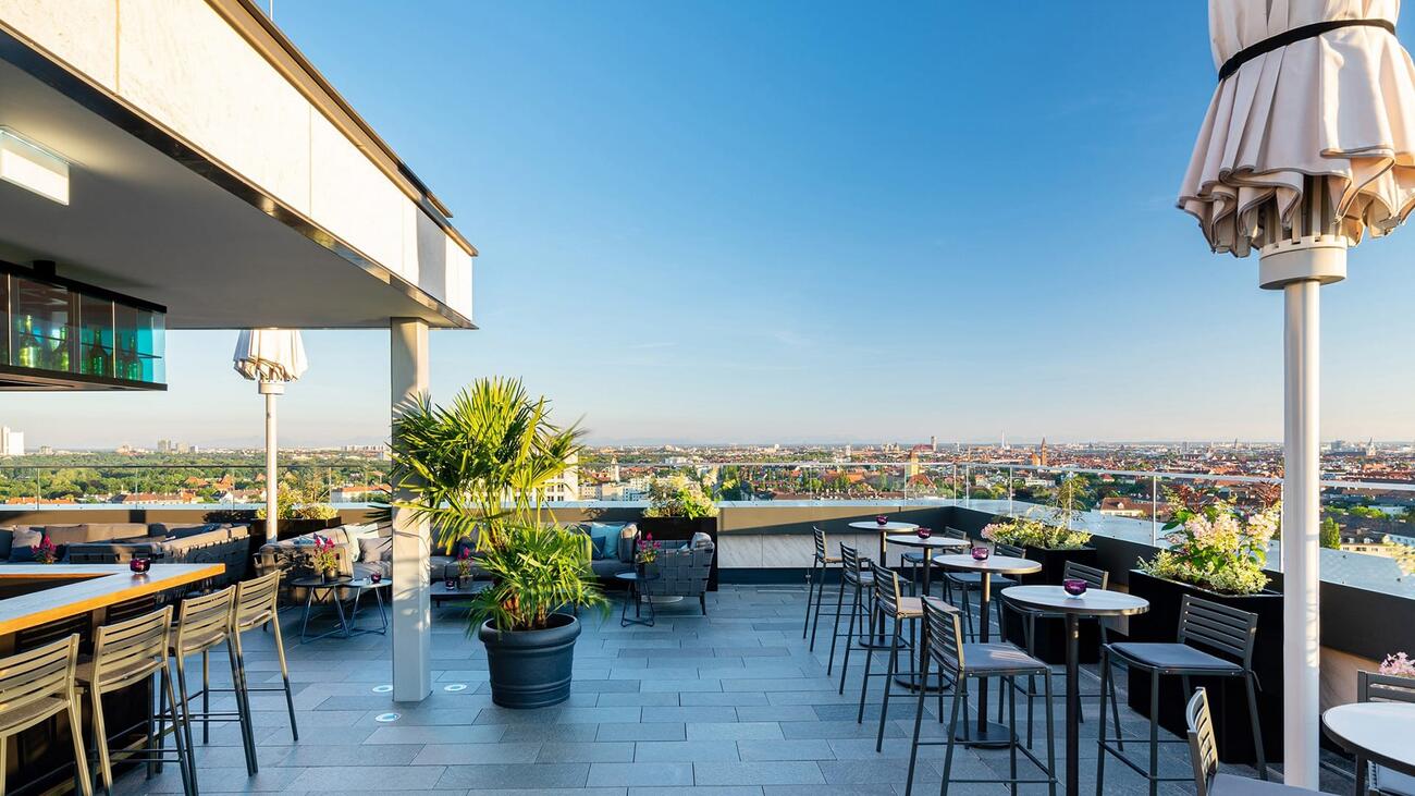 Schönste Dachterrassen in München Andaz Hotel Munich M'Uniqo Rooftop Bar
