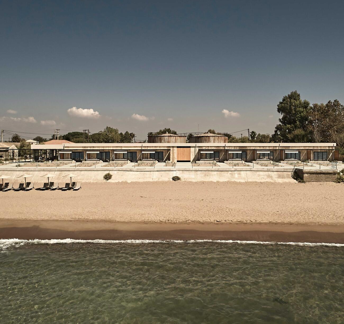 Strand von Kourouta Designhotel auf der Peloponnes Griechenland Weinfabrik