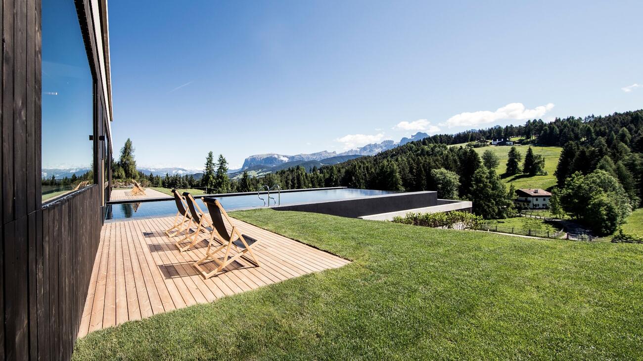 Hotel Pfoesl Suedtirol Italien Wellness Natur Spa Dolomiten Infinity Pool Aussenansicht