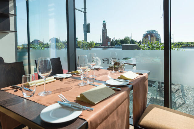 PIER 6 Restaurant, in Bremerhaven, mit Blick auf den Yachthafen, Locations für Foodies in Bremerhaven