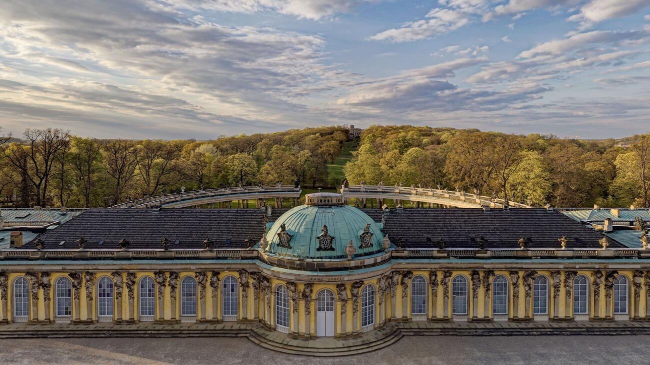 Schloss Sanssouci mit Ruinenberg in Potsdam
