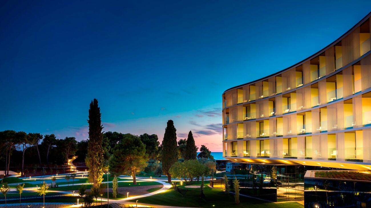 Familienhotel Rovinj Nacht Außenansicht Hotel Amarin Istrien
