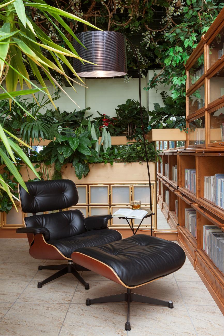 Kleiner Raum mit einem Vitra Lounge Chair und vielen Pflanzen