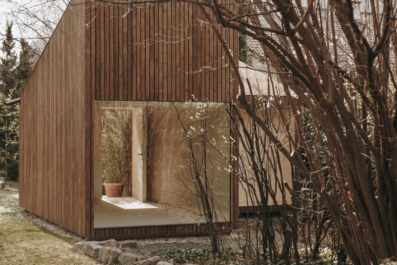 Hölzerne moderne Hütte in einem Garten