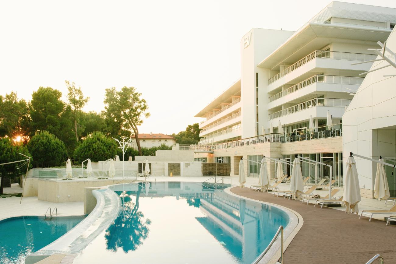 Weiße Hotelanlage mit großem Pool