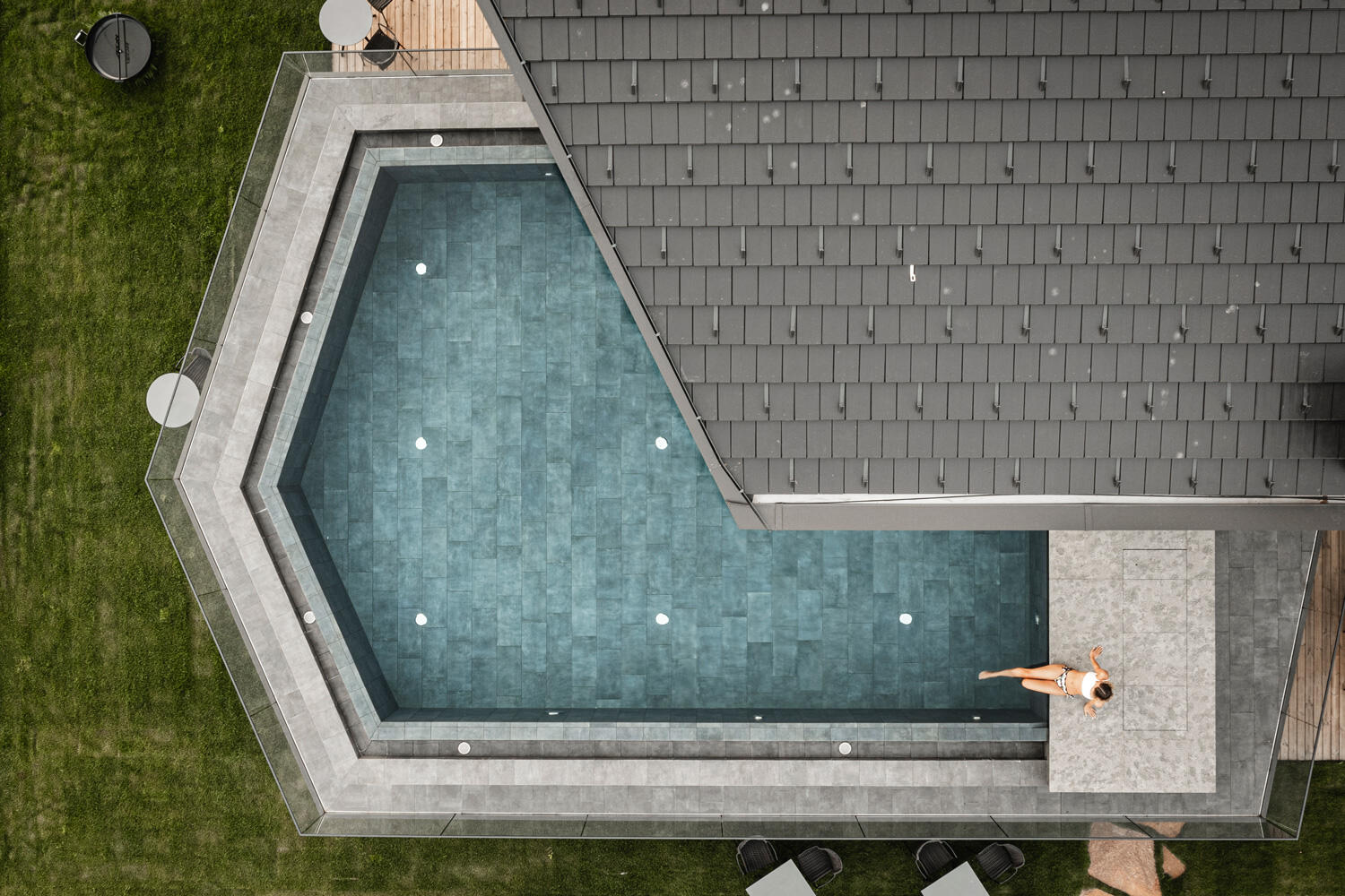 Blick von oben auf Frau am Pool des AEON Hotels in Südtirol