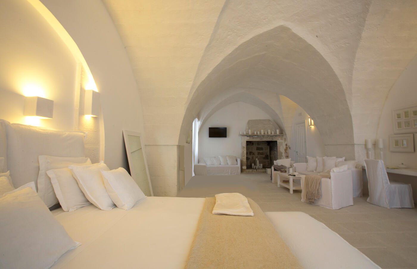 Luxushotelzimmer unter einem weißen Gewölbe mit komplett weißer Inneneinrichtung