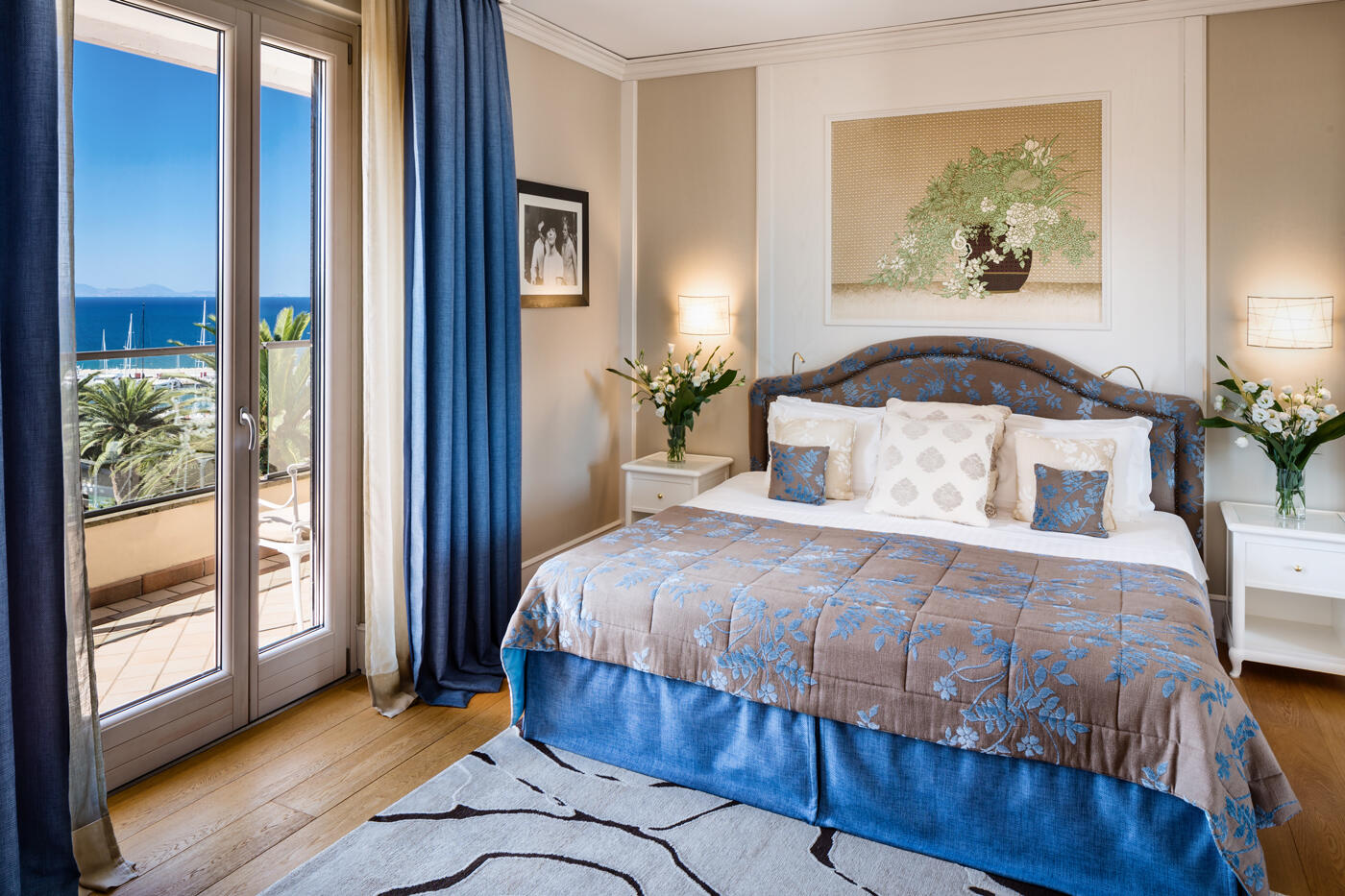 Hotelschlafzimmer mit großem Doppelbett und Terrasse mit Meerblick