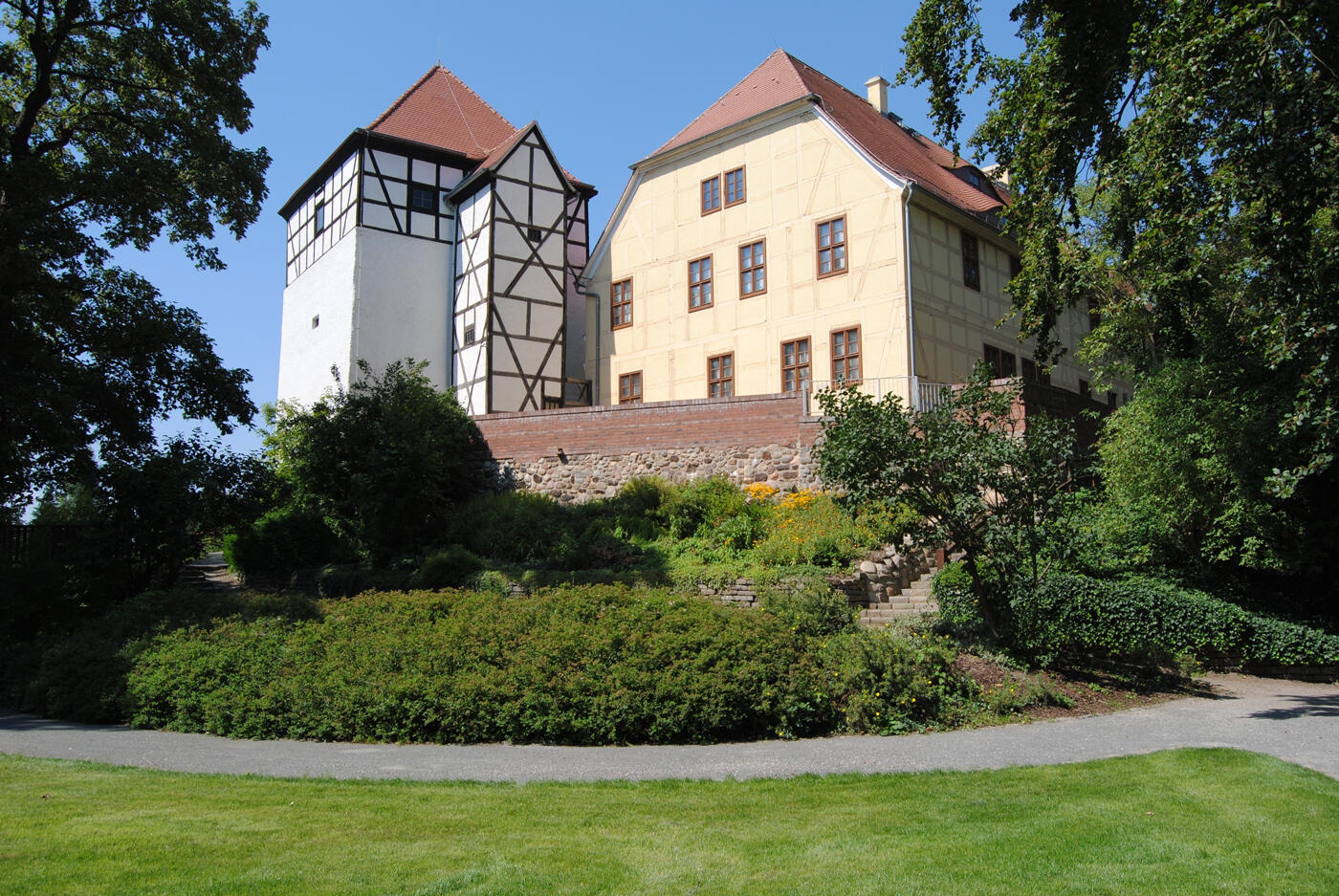 Alte Burg mit Fachwerkturm in Sachsen.