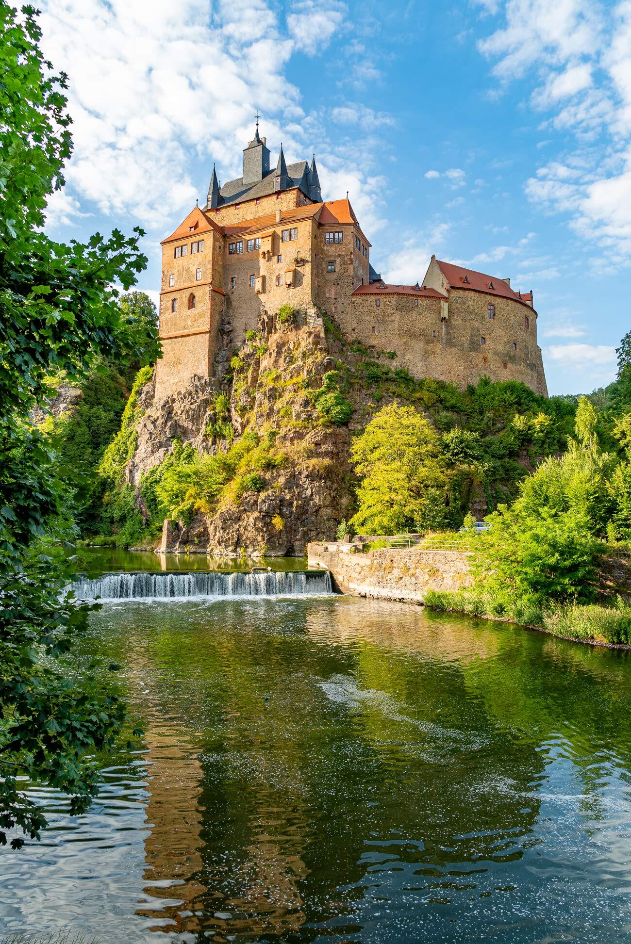 Burgen und Schlösser nahe Leipzig: Burg Kriebstein auf einem hohen Felsen direkt an einem Fluss gelegen